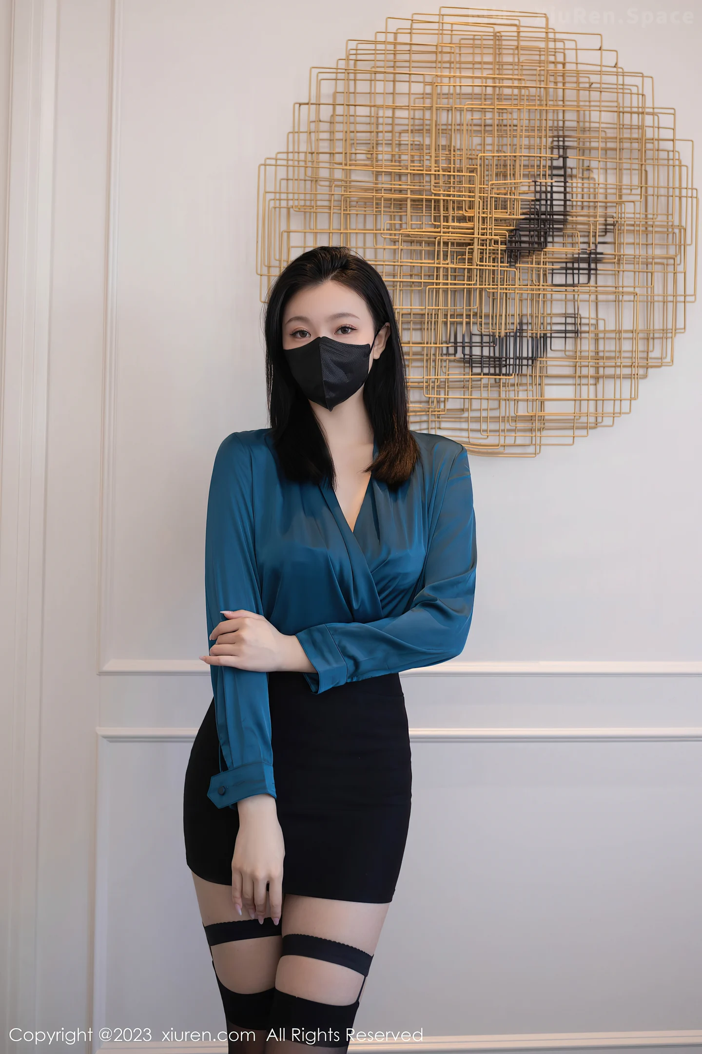 图片[3]-[XiuRen秀人网] 2023.03.14 VOL.6413 安然anran 蓝色礼服与紫色蕾丝内衣加黑丝美腿性感私房写真集-秀人网官方网站